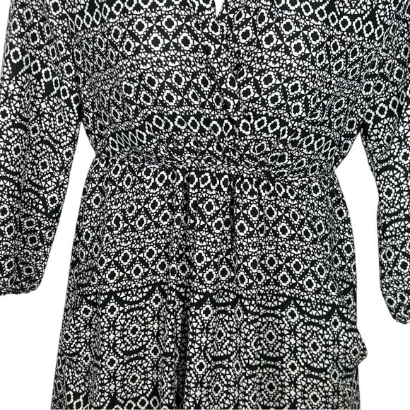 BAR III Black White Geometric Wrap Dress Size Large 3/4 Sleeve V-Neck - Picture 4 of 13